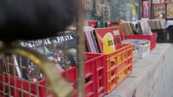 Kotak yang berisi catatan vinyl lama dan CD di toko loak di San Telmo Fair — Stok Video