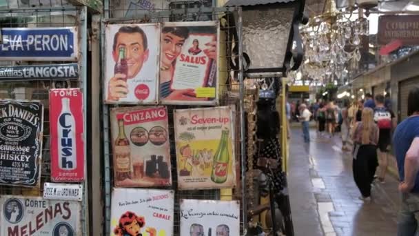 Carteles de época en exhibición en una tienda de pulgas de la Feria de San Telmo. JIB ABAJO — Vídeos de Stock