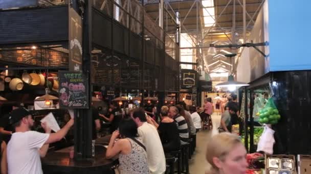 Turistas almorzando en los puestos de comida de la Feria de San Telmo, Buenos Aires — Vídeos de Stock