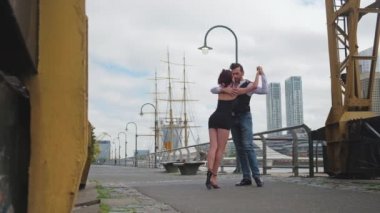 İki proffesional tango dansçısı Puerto Madero rıhtımında seksi bir gösteri yapıyor.