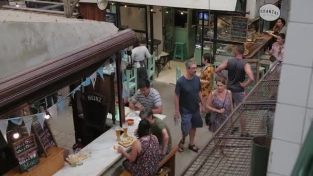 High angle view of tourists having lunch on a food stall in San Telmo Fair — Stock Video