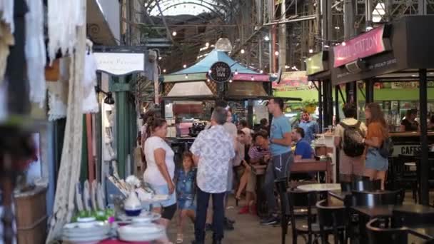 Turisták látogatás San Telmo Fair, egy híres hely Buenos Aires. Pacsit fel! — Stock videók