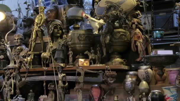 Alte Bronzeskulpturen und Schwerter zum Verkauf auf einem Flohmarkt in San Telmo Messe — Stockvideo