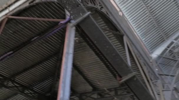 Наклонный снимок, показывающий металлический потолок и открывающий ярмарку Сан-Тельмо — стоковое видео