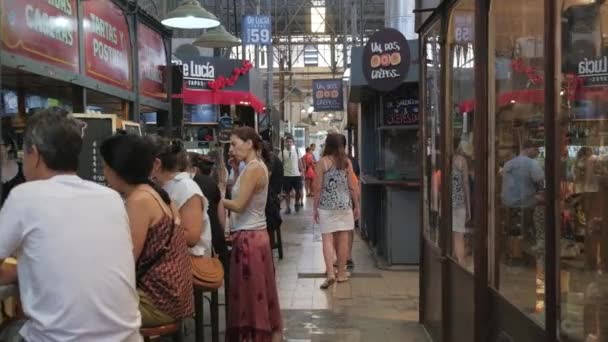 Turister som äter lunch i San Telmo Fair matstånd, ett turistmål — Stockvideo