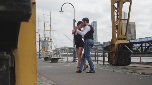 Deux partenaires de tango professionnels faisant des pas de danse zigzag à Puerto Madero — Video