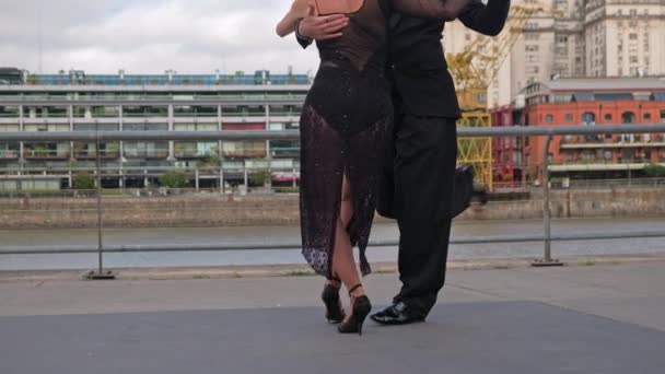 Un par de bailarines de tango con una coreografía profesional — Vídeo de stock