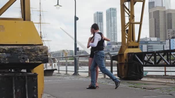 Qualifizierte tangotänzer, die eine coreographie im touristischen puerto madero docks durchführen — Stockvideo