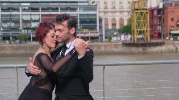 Close up of two tango dancers dancing with romantic moves in Puerto Madero docks — Stock Video