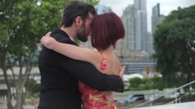 Puerto Madero 'da iki tango dansçısının yavaş çekim çekimi.