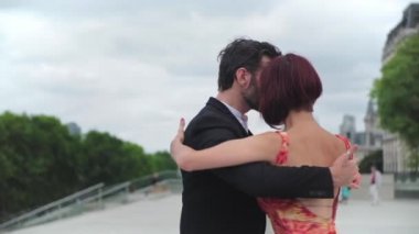 Buenos Aires 'te dans eden iki tango dansçısının orbital çekimi. Yavaş Hareket
