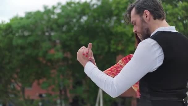 Jib down shot of two attractive tango dancers performing outdoors, Buenos Aires — Stock Video