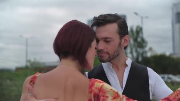 Deux beaux danseurs de tango en plein air, se regardant avec passion — Video