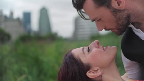 Slow motion shot of two tango dancers looking each other after a quebrada — 비디오