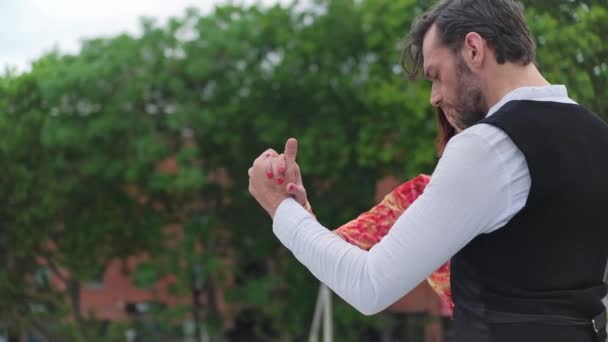 Jib down shot of two tango dancers performing in Buenos Aires. SLOW MOTION — 비디오