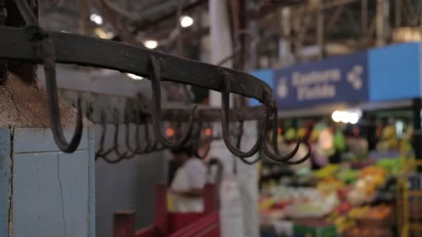 Feche o tiro de ganchos de carne vazios em um mercado de comida. DOLLY ESQUERDA — Vídeo de Stock