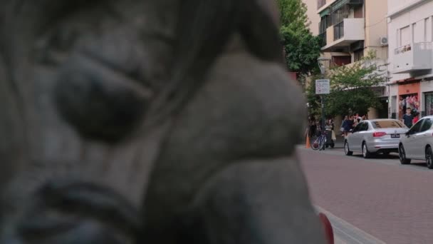 Dolly höger avslöjar Arribenos gatan, huvudgatan i Buenos Aires chinatown — Stockvideo