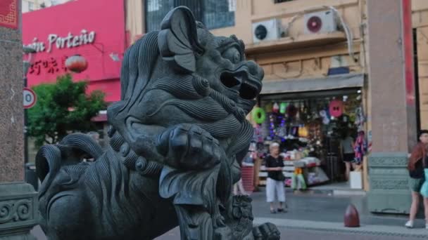 En sten snidade väktare lejon vid ingången till Buenos Aires chinatown, Orbital — Stockvideo