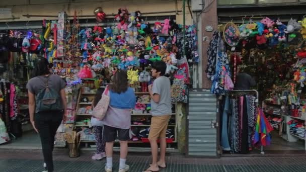 Panning tiro de pessoas que compram bens em Buenos Aires lojas de bazar chinatown — Vídeo de Stock
