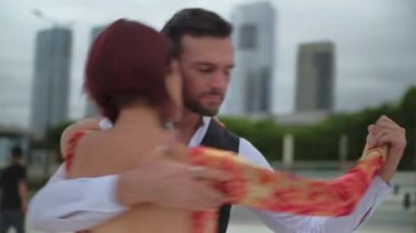 İki dans partnerinin sokakta tango koreografisi çekimleri.