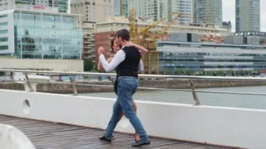 Profesyonel tango dansçıları Puerto Madero rıhtımında dans ediyorlar.