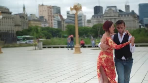 Una sensual pareja de bailarines de tango bailando profesionalmente en Puerto Madero — Vídeos de Stock