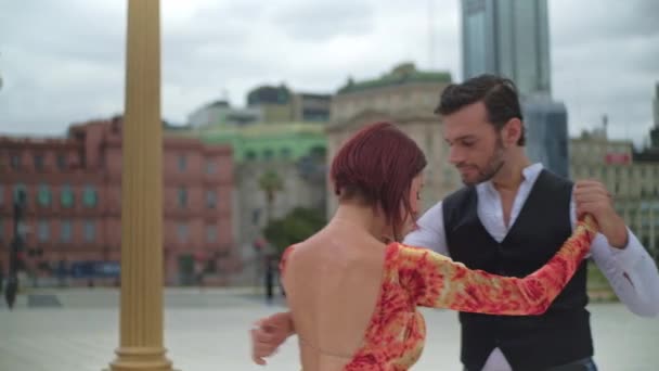 Pareja de bailarines profesionales de tango realizando una rutina en Puerto Madero — Vídeo de stock