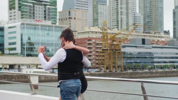 A couple of tango dancers doing a coreography on a bridge in Puerto Madero docks — 비디오