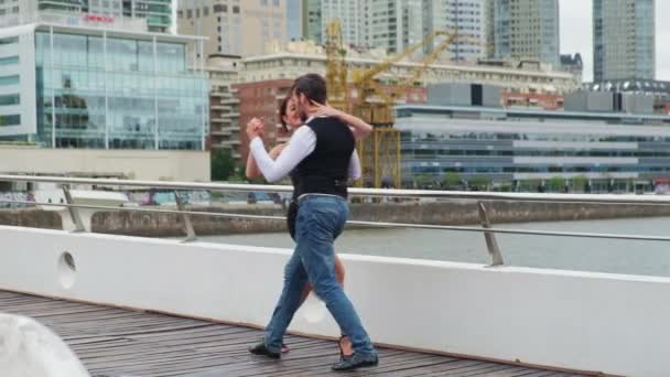 Professionella tango dansare dansar på en bro över Puerto Madero hamnen — Stockvideo