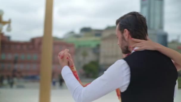 Orbitaal shot van een paar dansers die een tango routine doen in Puerto Madero — Stockvideo