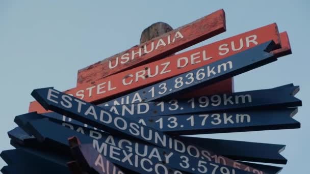 Riktad gatuskylt i Ushuaia som visar avståndet till andra länder — Stockvideo