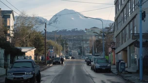 Міська сцена з засніженими горами в Ушуайї (Аргентина). — стокове відео
