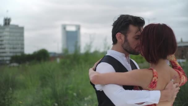 Un couple de beaux danseurs faisant une routine de tango sur une place, Buenos Aires — Video