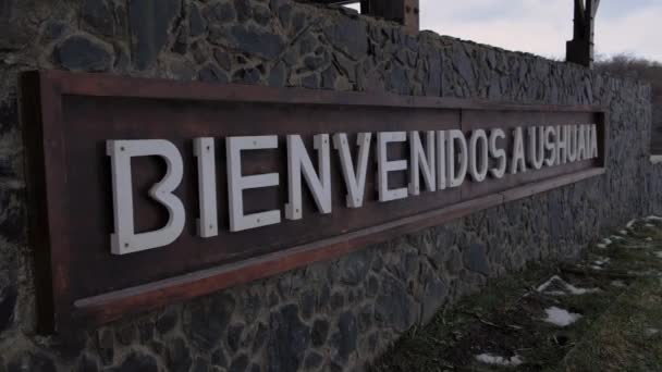 Close up view of Spanish Welcome Sign to Ushuaia, Argentinië — Stockvideo