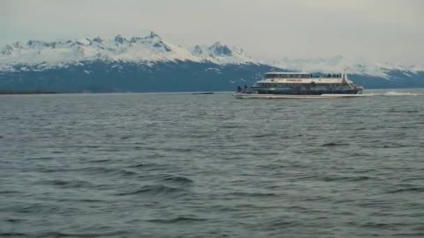 Seguimiento de la vista del barco que se mueve en las montañas nevadas del río pasado — Vídeos de Stock