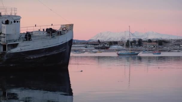 Spectacular sunrise and Justice tug boat bow sits partially aground at low tide — Stock Video