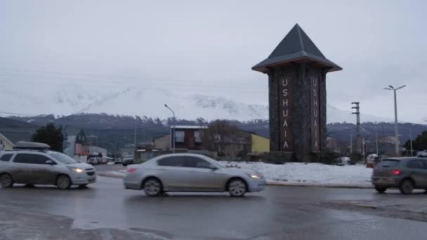 Vue du rond-point de la circulation dans le passé à Ushuaia en Argentine — Video