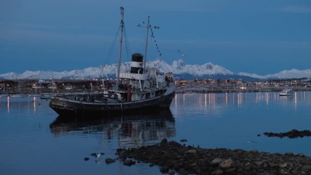 Blick auf hms Gerechtigkeit im Wasser zur blauen Stunde mit Berghintergrund in Ushuaia — Stockvideo