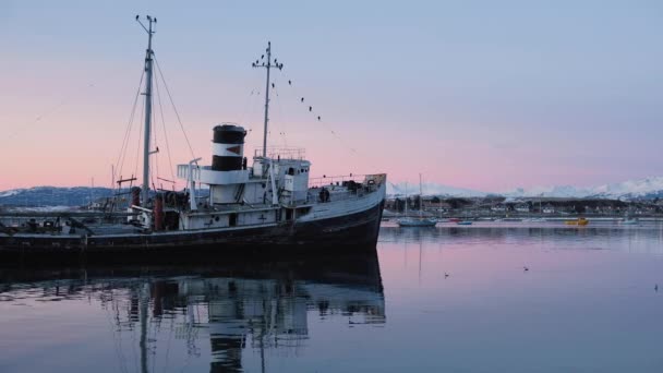 LOCKED OFF Veduta della Giustizia HMS in acqua contro il tramonto serale a Ushuaia — Video Stock