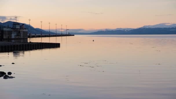 Sjöfåglar flyger över Beagle kanal spektakulärt landskap vid soluppgången — Stockvideo