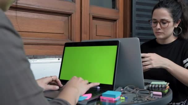 Két női szabadúszó dolgozik együtt számítógéppel és okostelefonnal — Stock videók