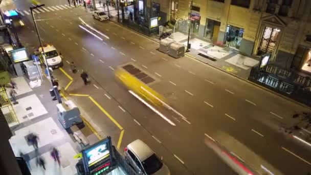 Tiltning upp timelapse av Avenida de Mayo på kvällen i Buenos Aires — Stockvideo