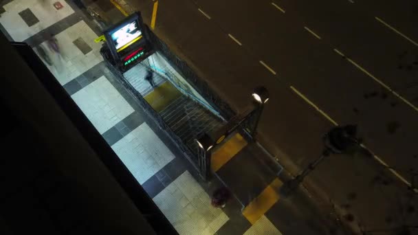 Timelapse mirando hacia abajo en la entrada del metro por la noche — Vídeo de stock