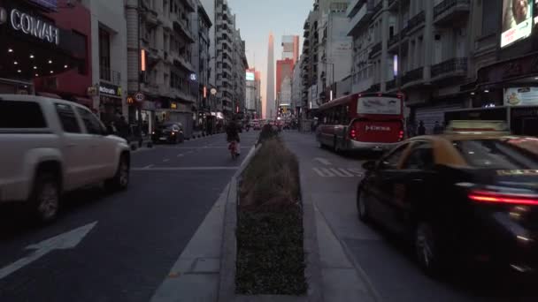 Trafikli Avenida Corrientes ve arka planda Buenos Aires Obelisk — Stok video