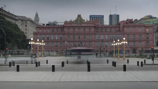 Timelapse of Tourists walking and traffic driving in front of famous Casa Rosada — 비디오