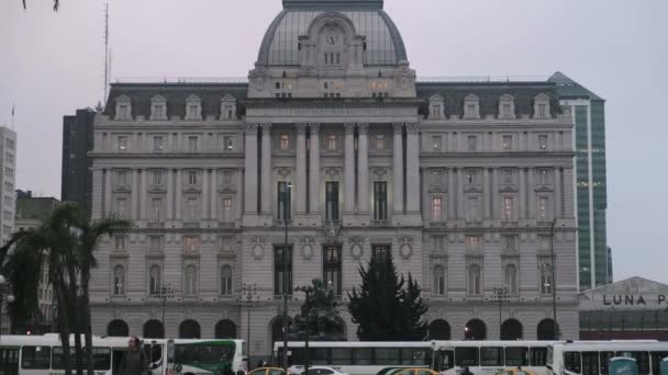 Autobuses públicos y paradas de tráfico en el edificio del centro cultural Kirchner — Vídeos de Stock