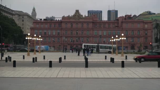 Turistas caminando y tráfico conduciendo frente a la famosa Casa Rosada — Vídeos de Stock