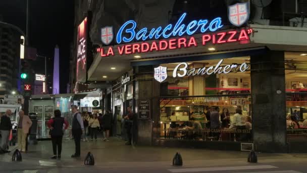 Famoso restaurante de pizza Banchero en un rincón de la avenida Corrientes por la noche — Vídeos de Stock