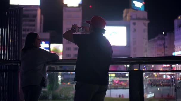 Hombre tomando fotos del monumento al Obelisco por la noche en escaleras turísticas — Vídeos de Stock