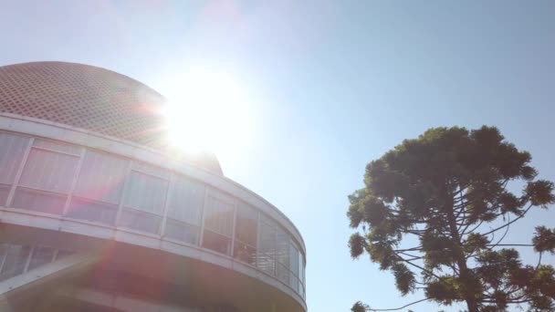 Кинематографическая вспышка солнца над планетарием Галилео Галилей в Буэнос-Айресе — стоковое видео